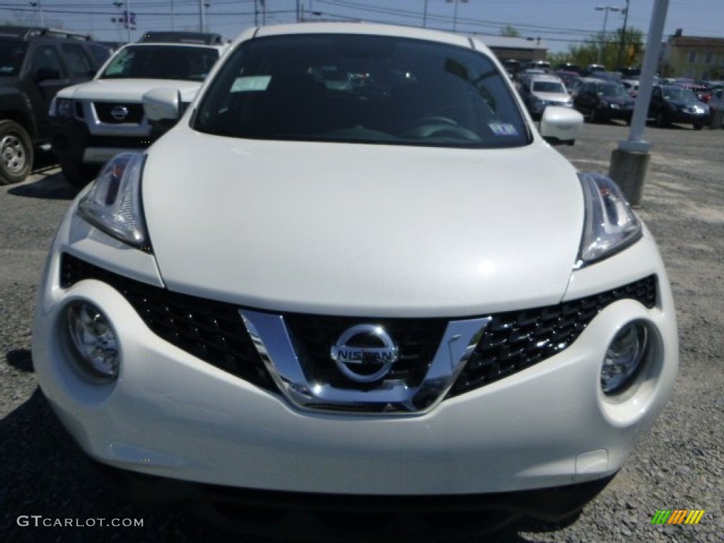 2015 Juke S AWD - Pearl White / Black/Red photo #12