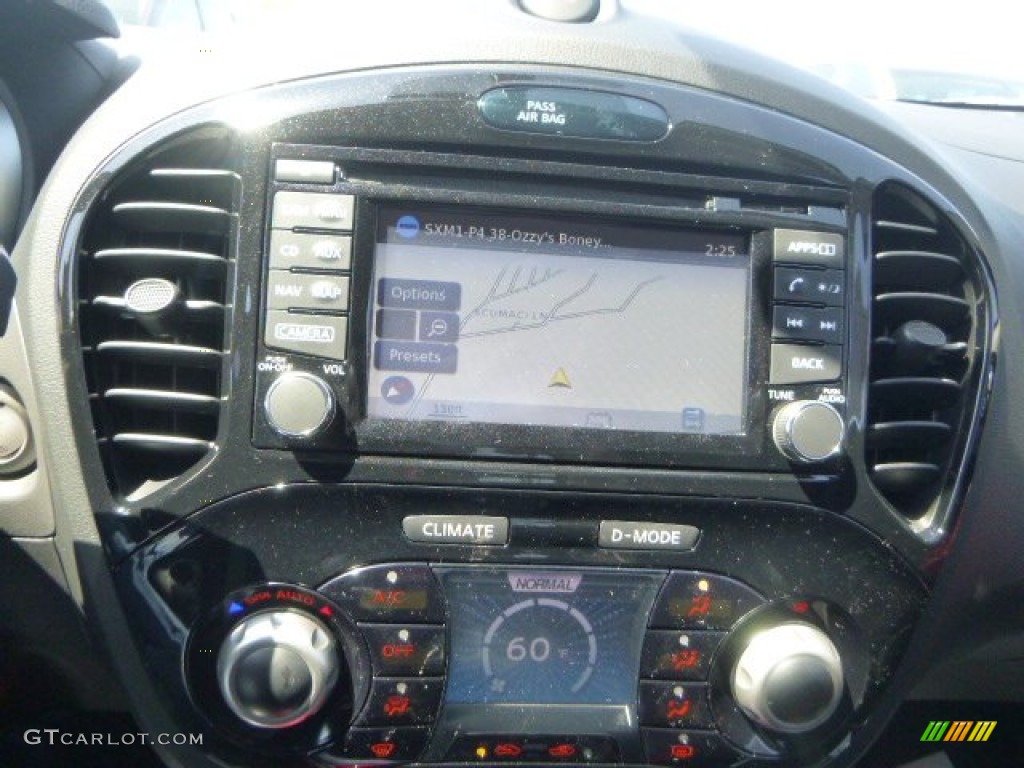 2015 Juke S AWD - Pearl White / Black/Red photo #18