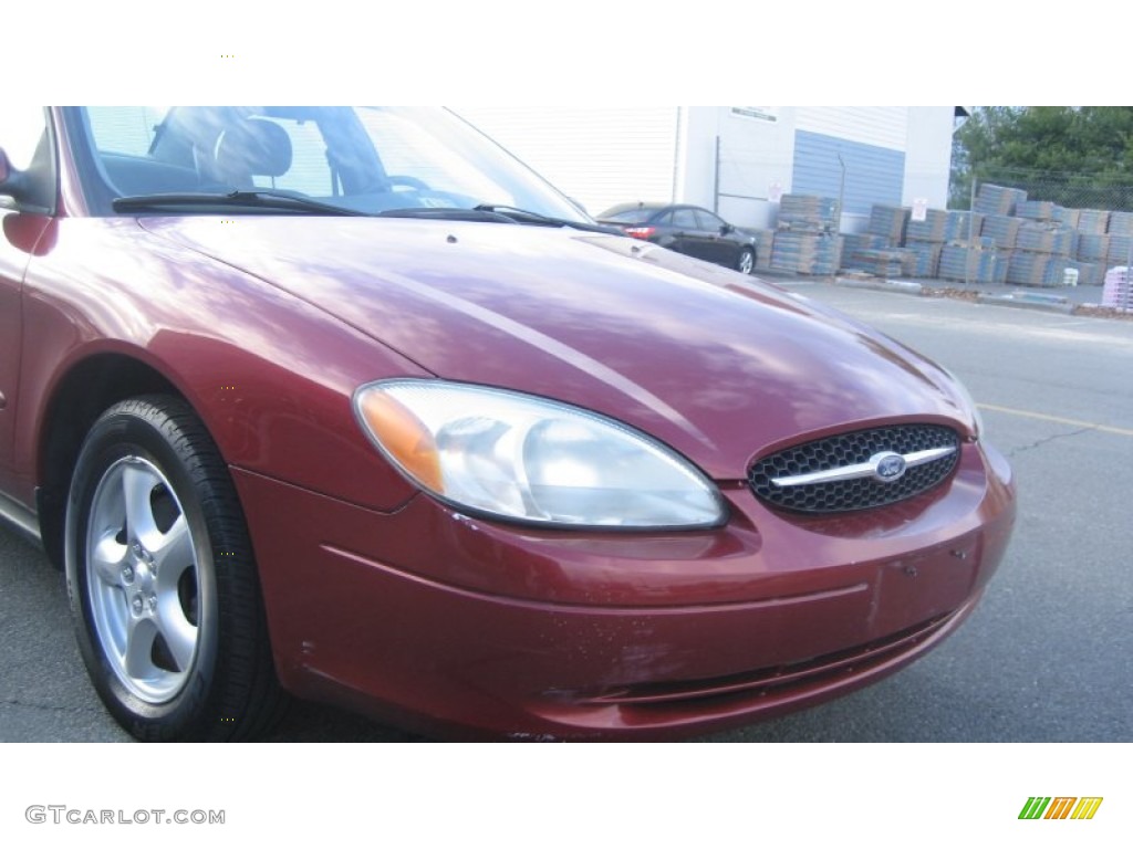 2002 Taurus SE - Matador Red Metallic / Medium Graphite photo #2