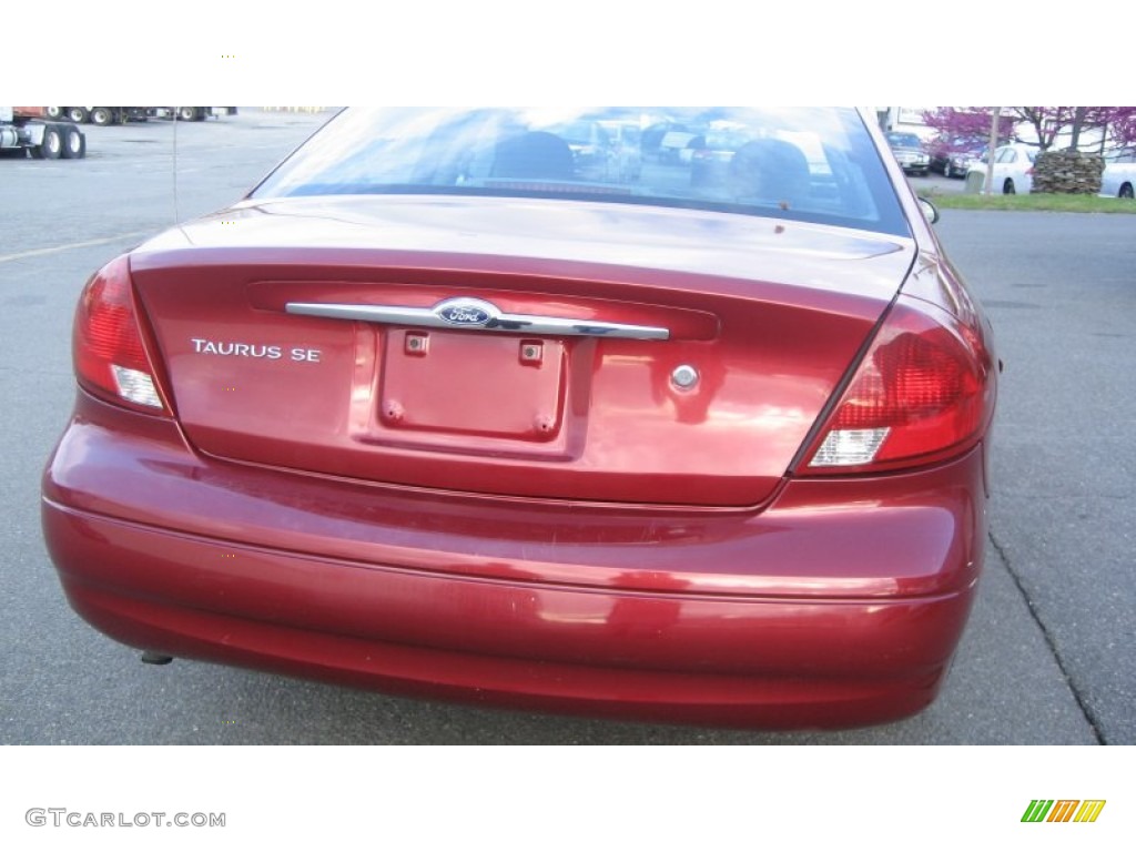 2002 Taurus SE - Matador Red Metallic / Medium Graphite photo #4