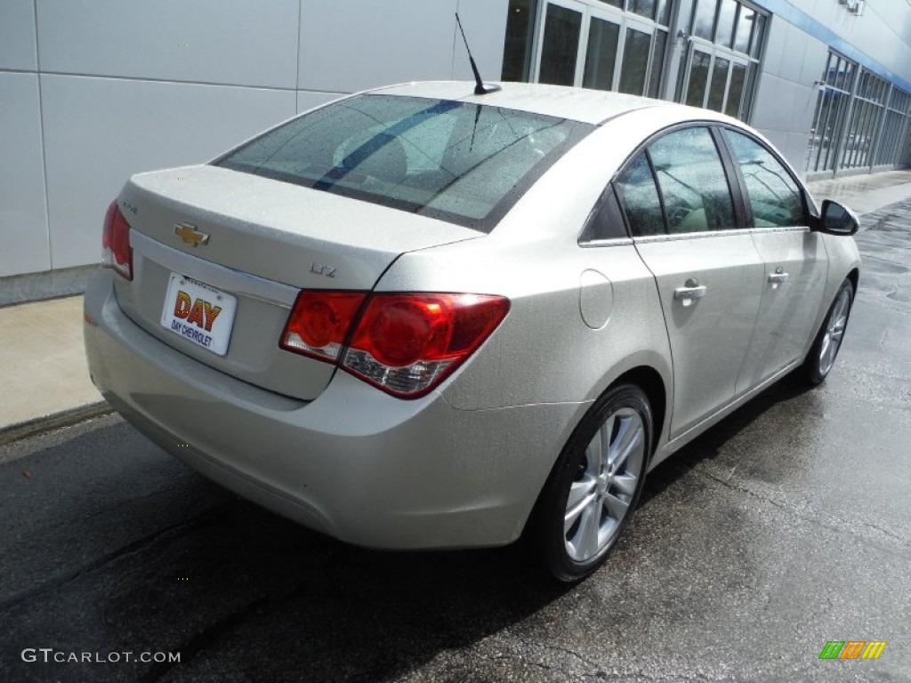 2013 Cruze LTZ - Champagne Silver Metallic / Cocoa/Light Neutral photo #11