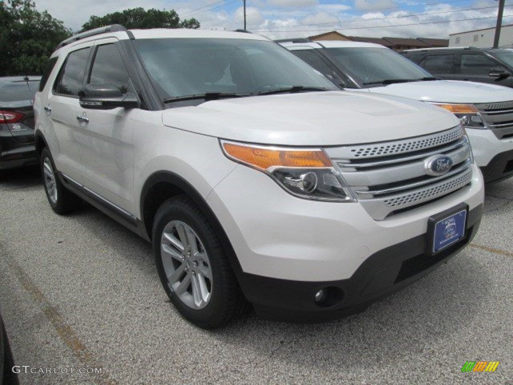 2015 Explorer XLT - White Platinum / Medium Light Stone photo #12