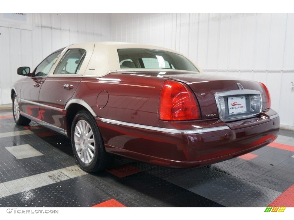 2003 Town Car Signature - Autumn Red Metallic / Medium Dark Parchment/Light Parchment photo #10