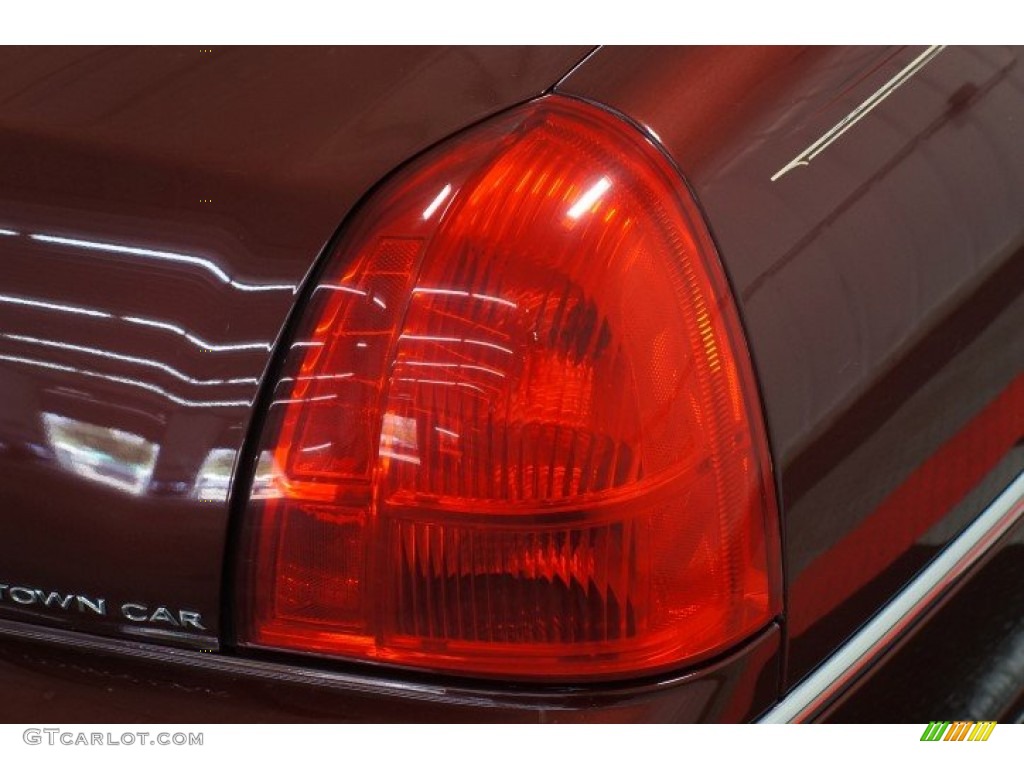 2003 Town Car Signature - Autumn Red Metallic / Medium Dark Parchment/Light Parchment photo #49