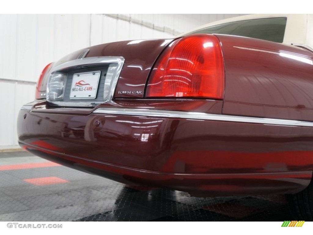 2003 Town Car Signature - Autumn Red Metallic / Medium Dark Parchment/Light Parchment photo #53