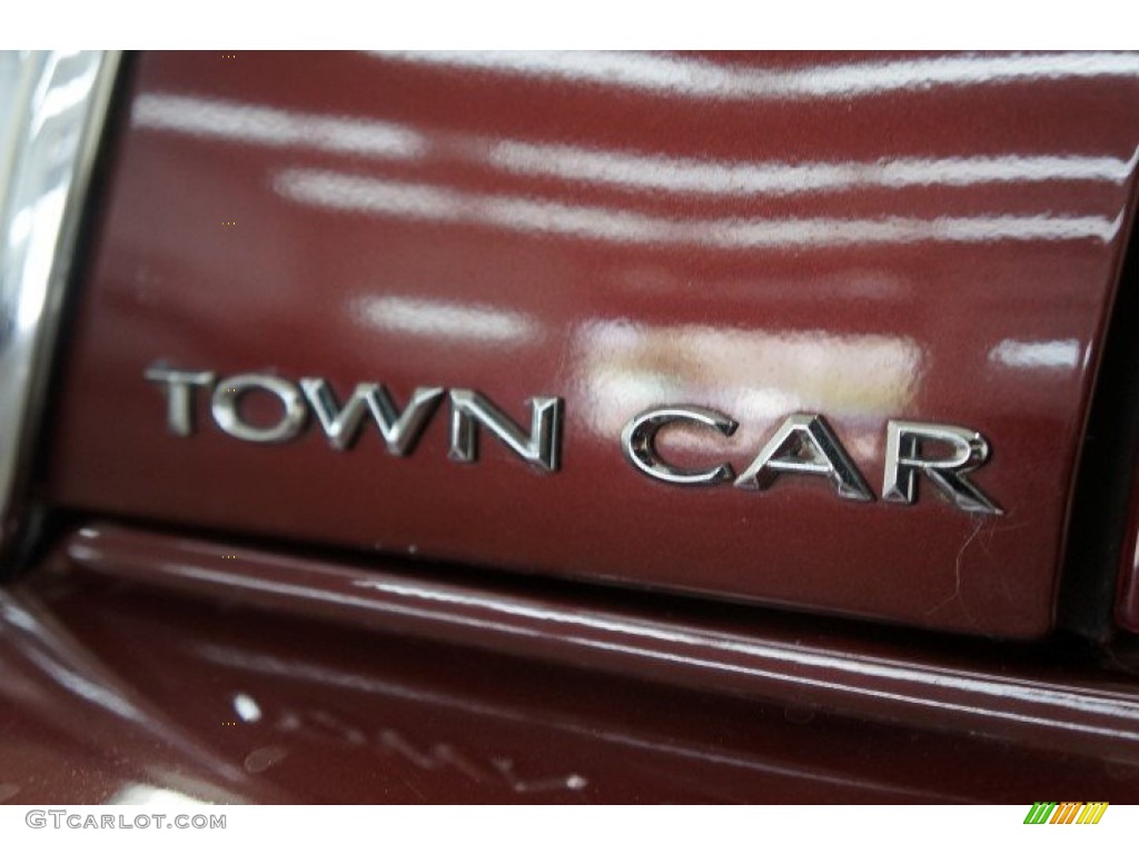 2003 Town Car Signature - Autumn Red Metallic / Medium Dark Parchment/Light Parchment photo #66