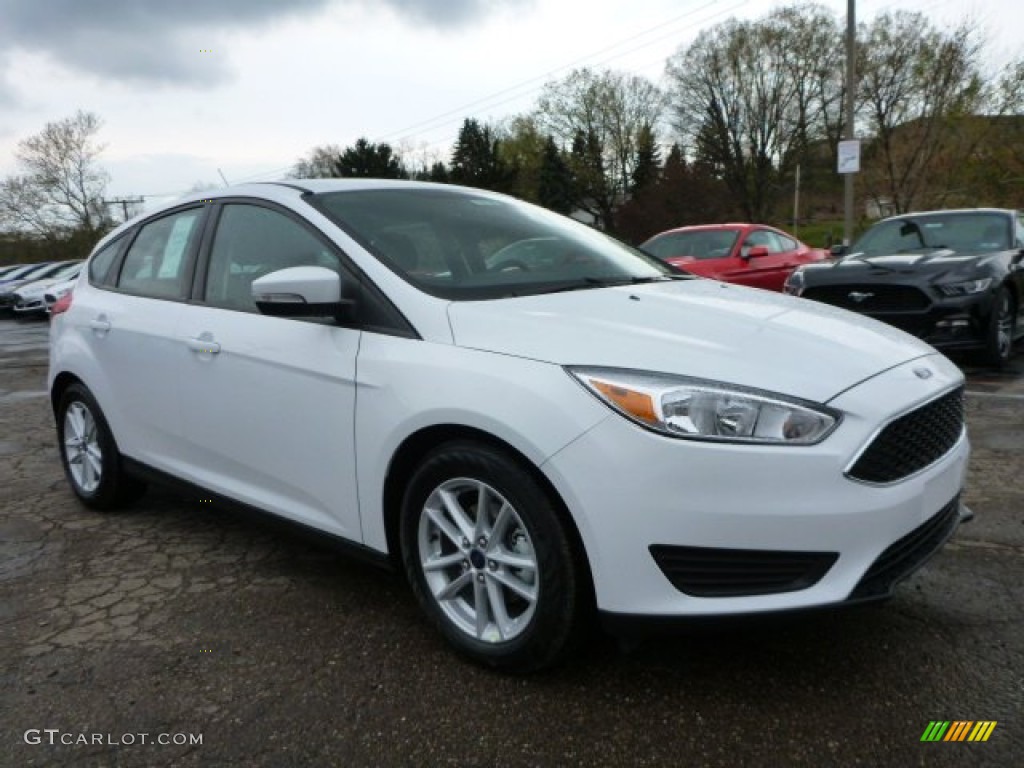 2015 Focus SE Hatchback - Oxford White / Charcoal Black photo #1