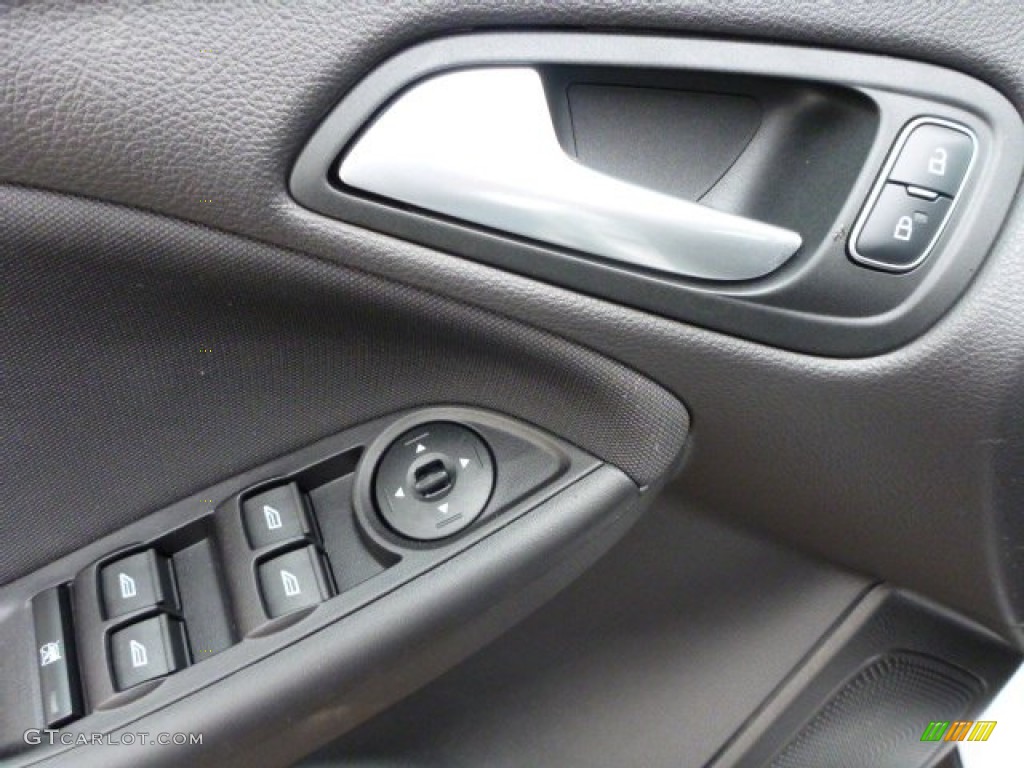 2015 Focus SE Hatchback - Oxford White / Charcoal Black photo #11