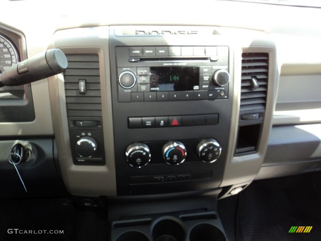 2012 Ram 1500 ST Quad Cab 4x4 - Bright Silver Metallic / Dark Slate Gray/Medium Graystone photo #6