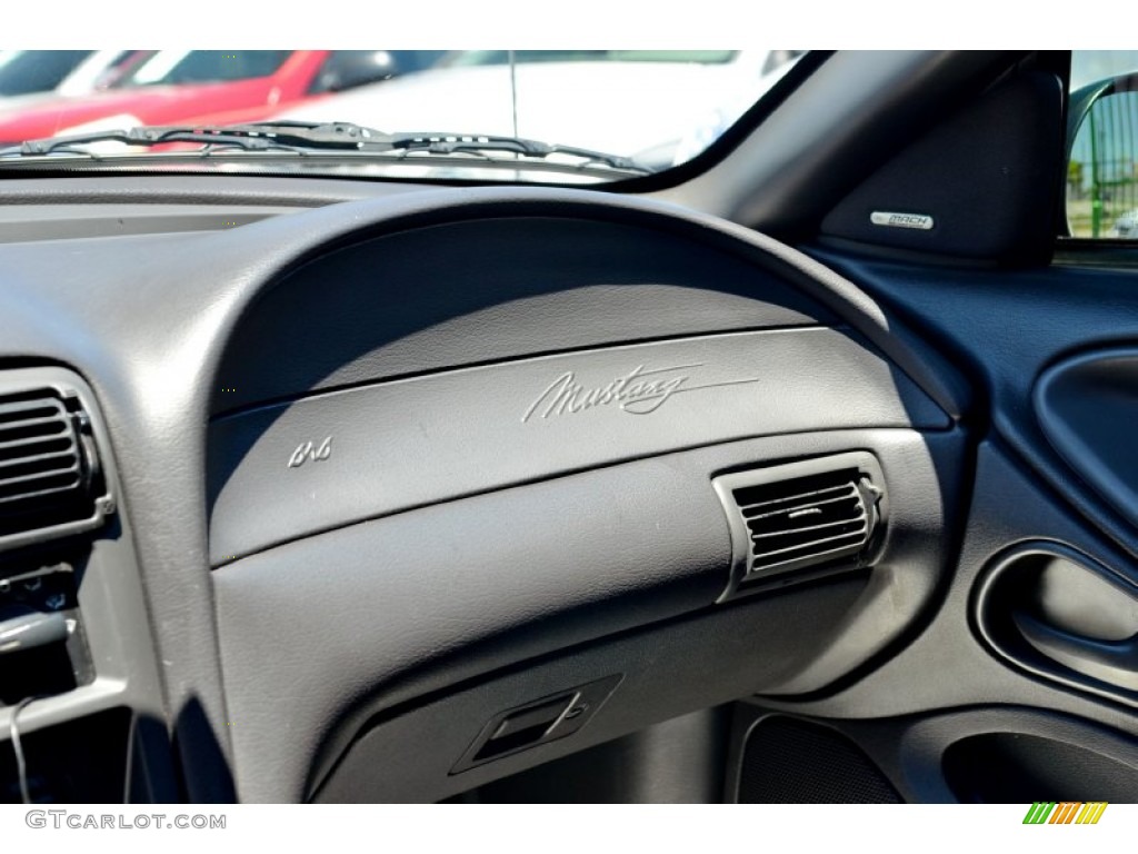 2001 Mustang V6 Convertible - Oxford White / Dark Charcoal photo #21