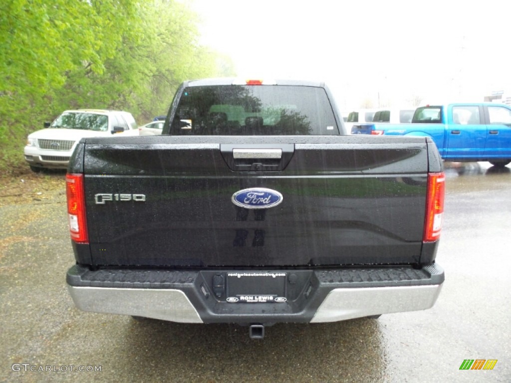 2015 F150 XLT SuperCrew 4x4 - Tuxedo Black Metallic / Medium Earth Gray photo #4