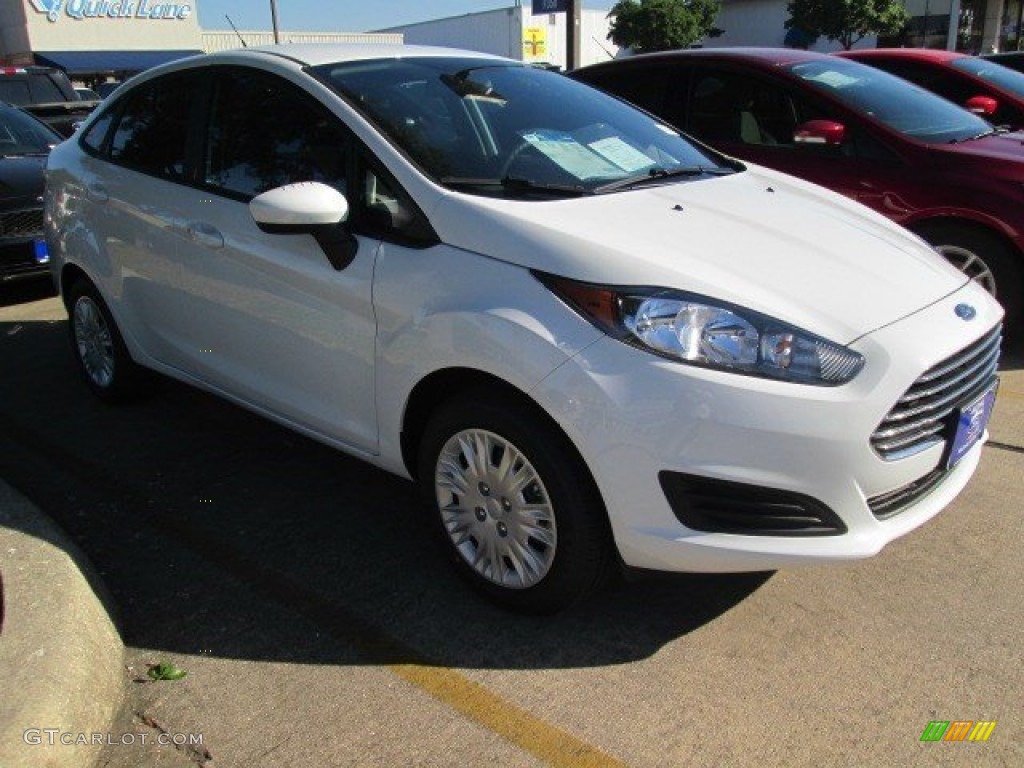 2015 Fiesta S Sedan - Oxford White / Charcoal Black photo #2