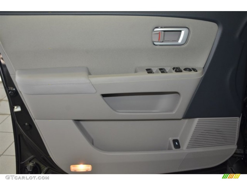 2015 Pilot SE - Crystal Black Pearl / Gray photo #8