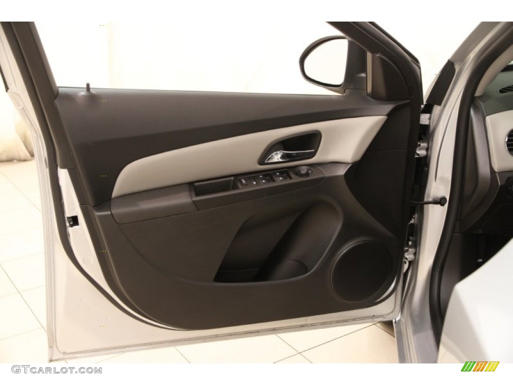 2015 Cruze LS - Silver Ice Metallic / Jet Black/Medium Titanium photo #4