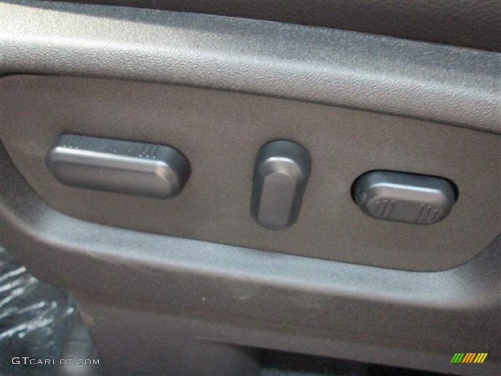 2015 Explorer XLT - Ingot Silver / Charcoal Black photo #15