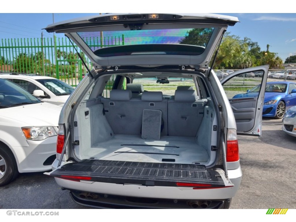 2005 BMW X5 4.4i Trunk Photos