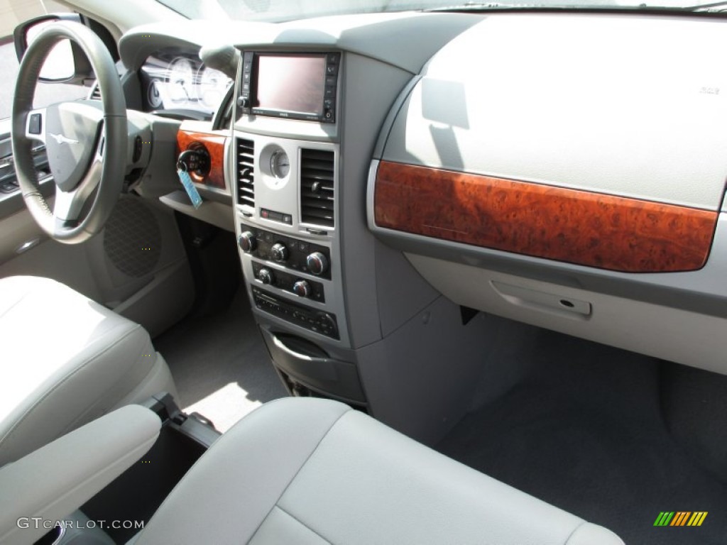 2008 Town & Country Touring - Bright Silver Metallic / Medium Pebble Beige/Cream photo #44