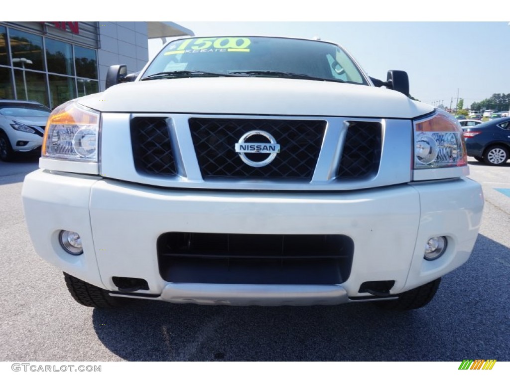 2015 Titan PRO-4X Crew Cab 4x4 - Glacier White / Charcoal photo #8