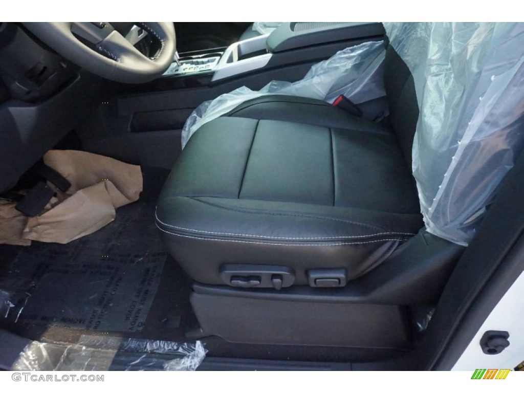 2015 Titan PRO-4X Crew Cab 4x4 - Glacier White / Charcoal photo #9