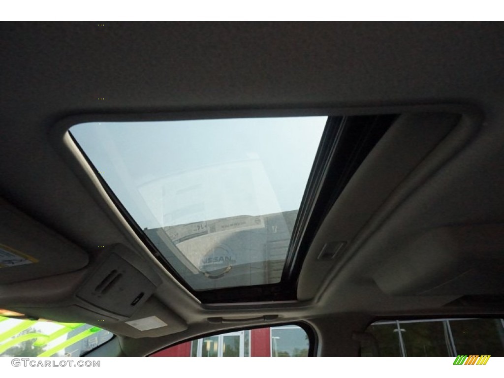 2015 Titan PRO-4X Crew Cab 4x4 - Glacier White / Charcoal photo #11