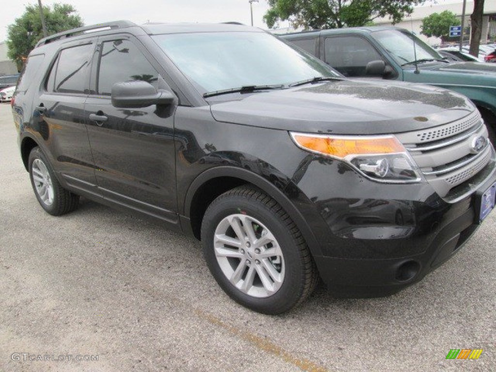 2015 Explorer FWD - Tuxedo Black / Medium Light Stone photo #1