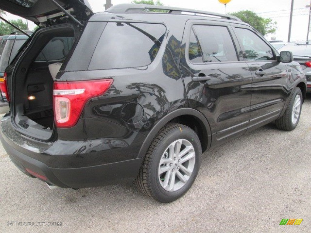 2015 Explorer FWD - Tuxedo Black / Medium Light Stone photo #10