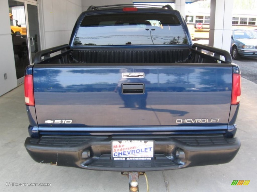 2003 S10 LS Crew Cab 4x4 - Indigo Blue Metallic / Graphite photo #16