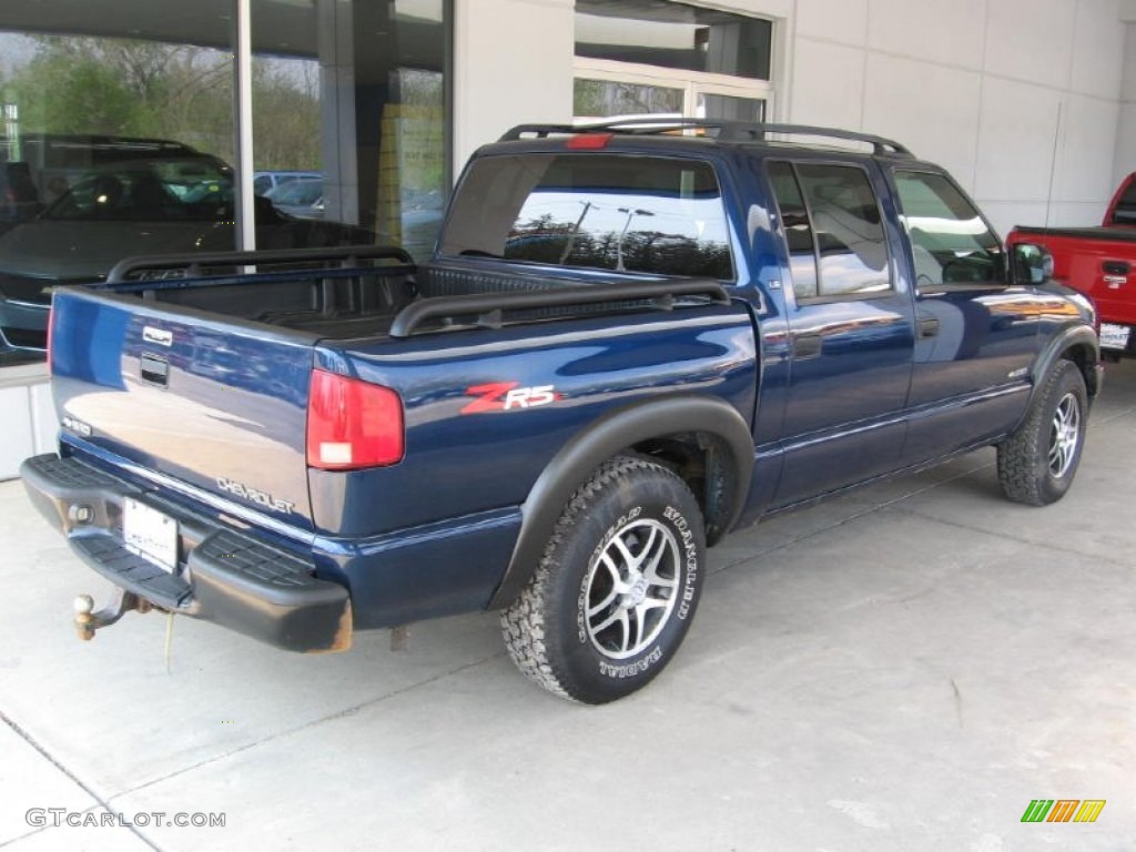 2003 S10 LS Crew Cab 4x4 - Indigo Blue Metallic / Graphite photo #17