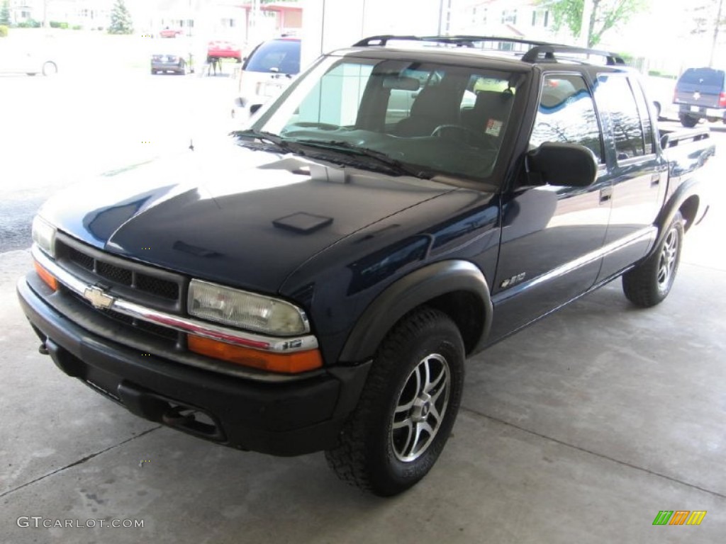 2003 S10 LS Crew Cab 4x4 - Indigo Blue Metallic / Graphite photo #26