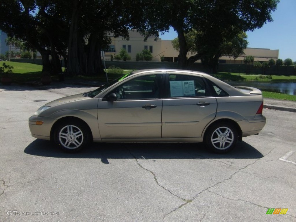 2000 Focus SE Sedan - Fort Knox Gold Metallic / Medium Parchment photo #2