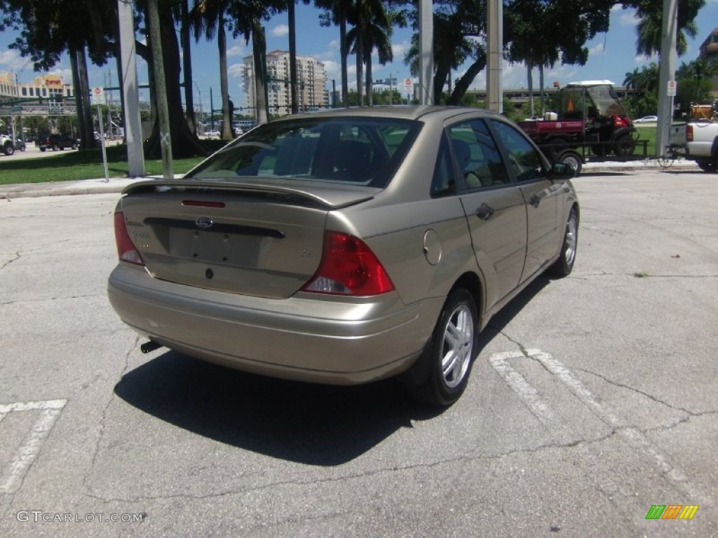 2000 Focus SE Sedan - Fort Knox Gold Metallic / Medium Parchment photo #4