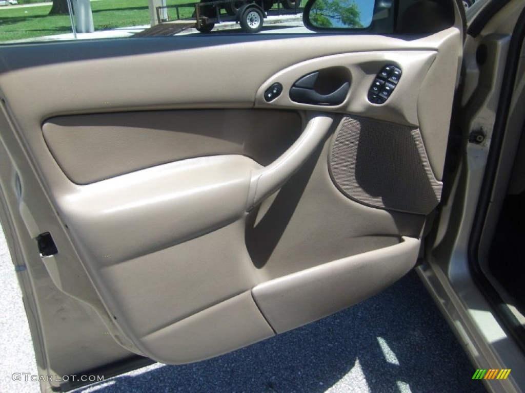 2000 Focus SE Sedan - Fort Knox Gold Metallic / Medium Parchment photo #10