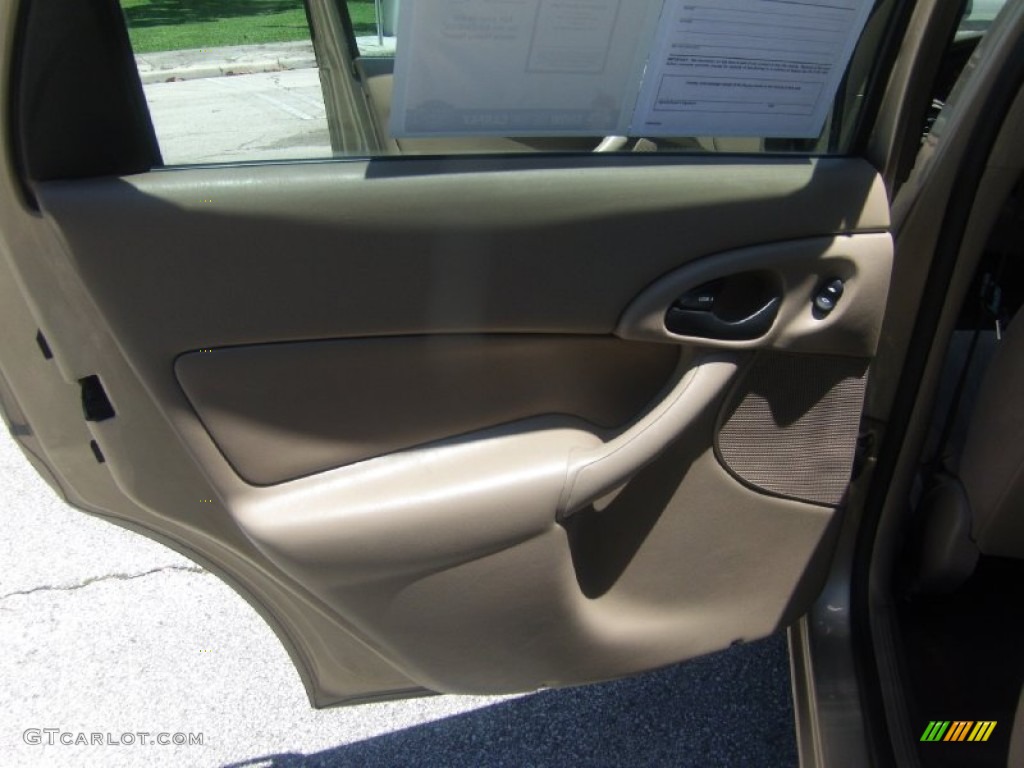 2000 Focus SE Sedan - Fort Knox Gold Metallic / Medium Parchment photo #11