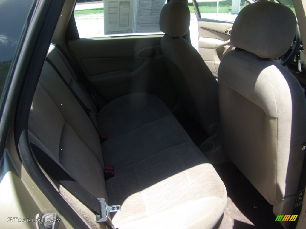 2000 Focus SE Sedan - Fort Knox Gold Metallic / Medium Parchment photo #13