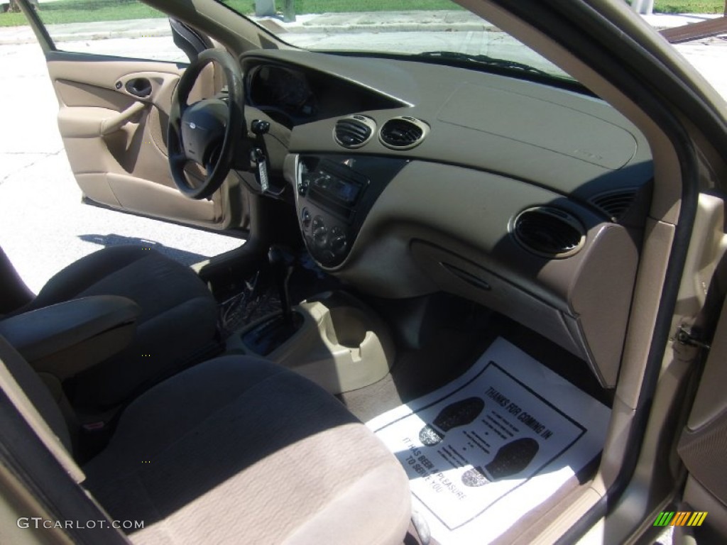 2000 Focus SE Sedan - Fort Knox Gold Metallic / Medium Parchment photo #15