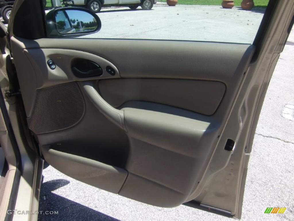 2000 Focus SE Sedan - Fort Knox Gold Metallic / Medium Parchment photo #16