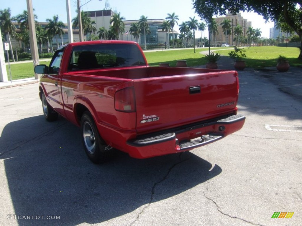 2002 S10 LS Regular Cab - Dark Cherry Red Metallic / Medium Gray photo #3