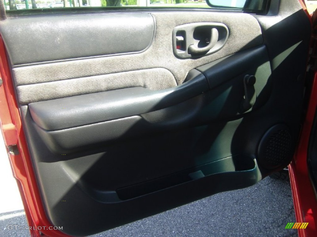 2002 S10 LS Regular Cab - Dark Cherry Red Metallic / Medium Gray photo #9