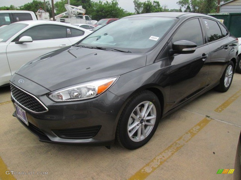 2015 Focus SE Sedan - Magnetic Metallic / Charcoal Black photo #2