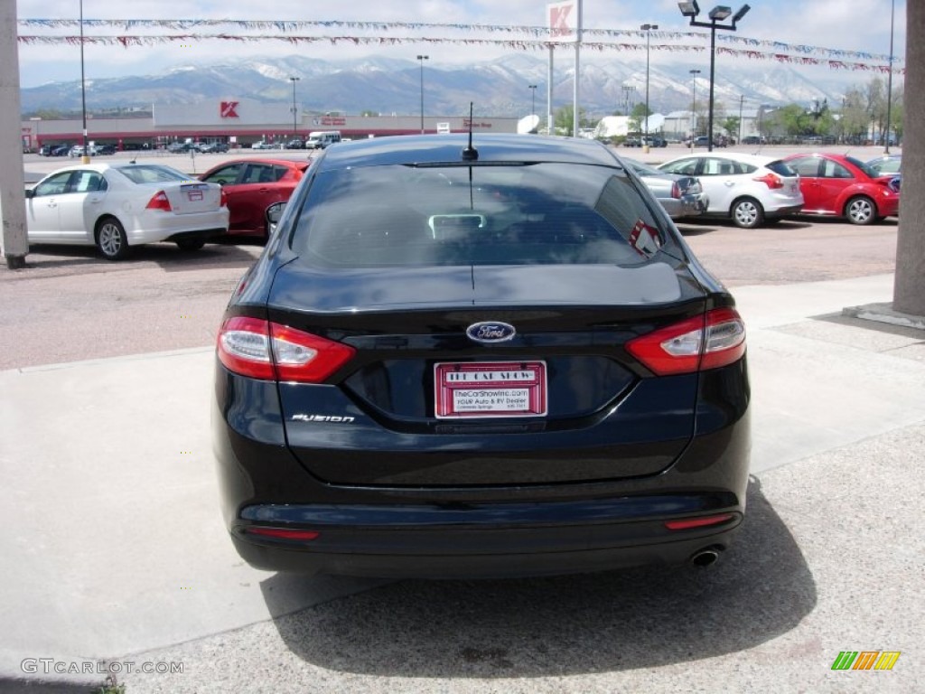 2013 Fusion S - Tuxedo Black Metallic / Earth Gray photo #4