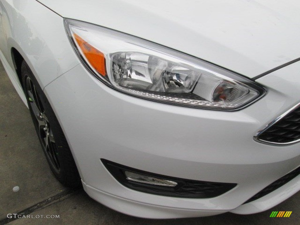 2015 Focus SE Sedan - Oxford White / Charcoal Black photo #2