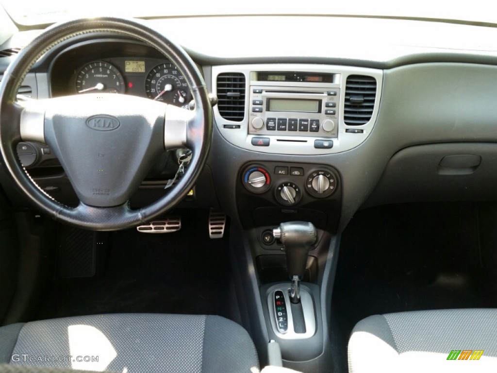 2006 Rio Rio5 SX Hatchback - Tropical Red / Gray photo #12