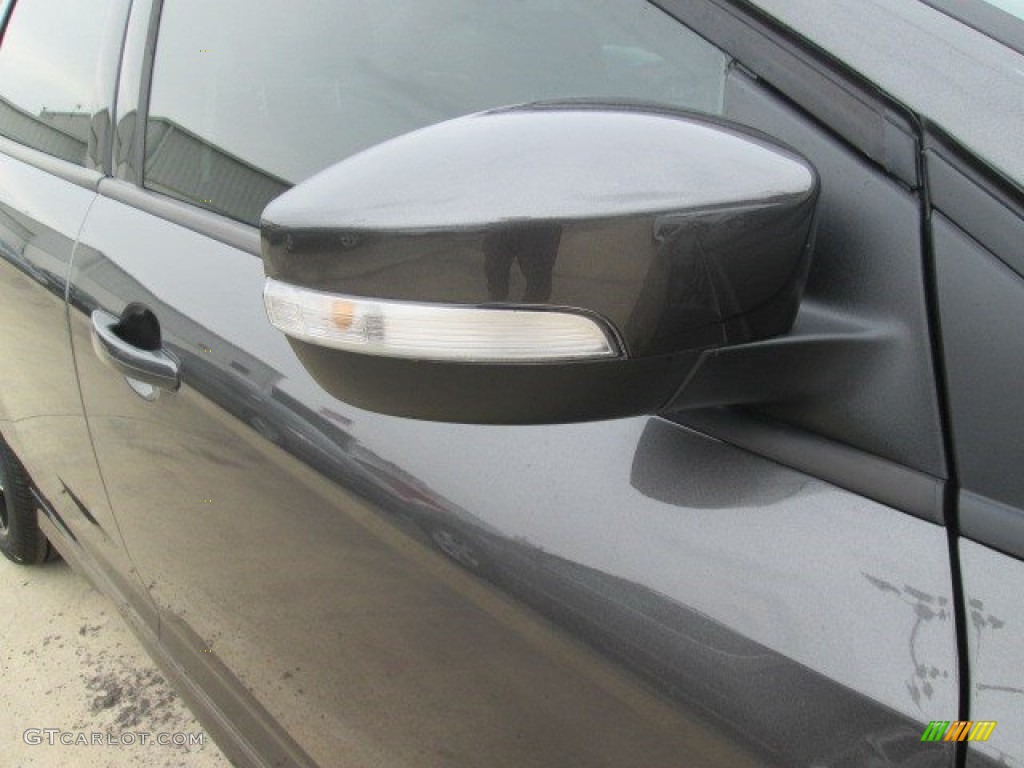 2015 Focus SE Sedan - Magnetic Metallic / Charcoal Black photo #3