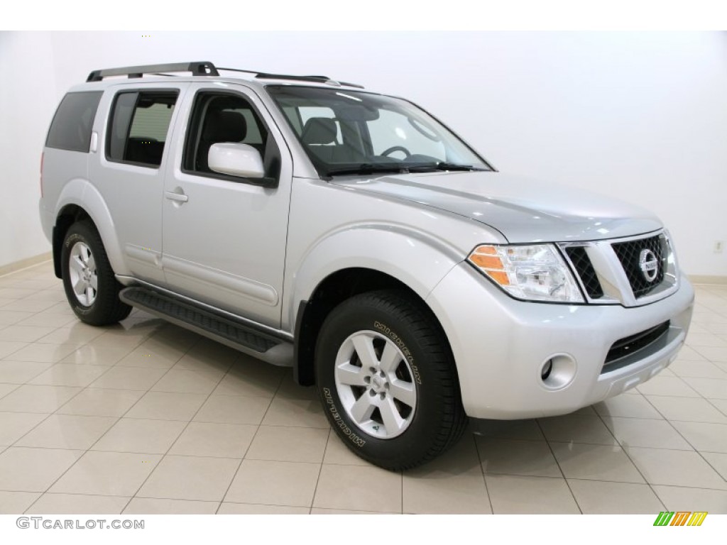 Silver Lightning Nissan Pathfinder