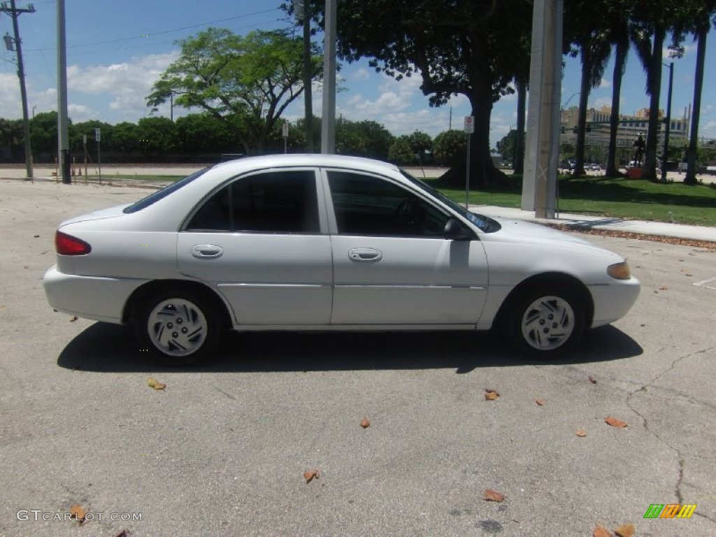 2002 Escort SE Sedan - Oxford White / Medium Graphite photo #5