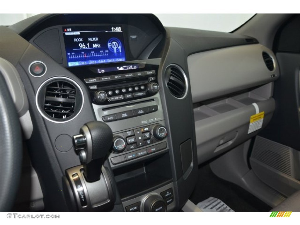 2015 Pilot SE - Crystal Black Pearl / Gray photo #12