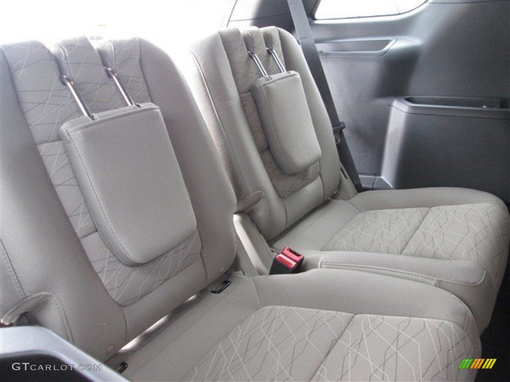 2015 Explorer FWD - Oxford White / Medium Light Stone photo #20