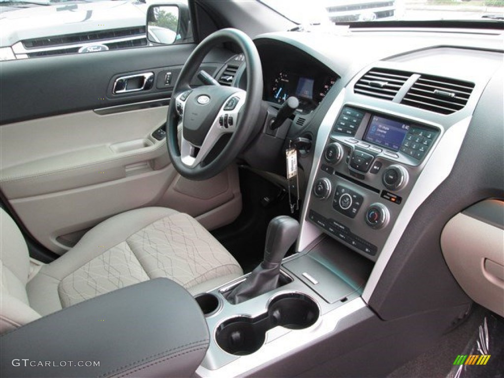 2015 Explorer FWD - Oxford White / Medium Light Stone photo #30