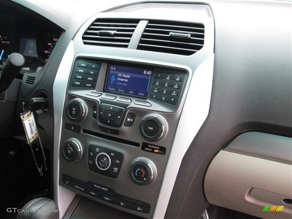 2015 Explorer FWD - Oxford White / Medium Light Stone photo #32