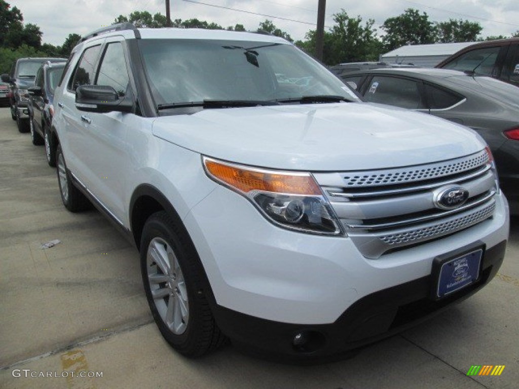 2015 Explorer XLT - Oxford White / Charcoal Black photo #2
